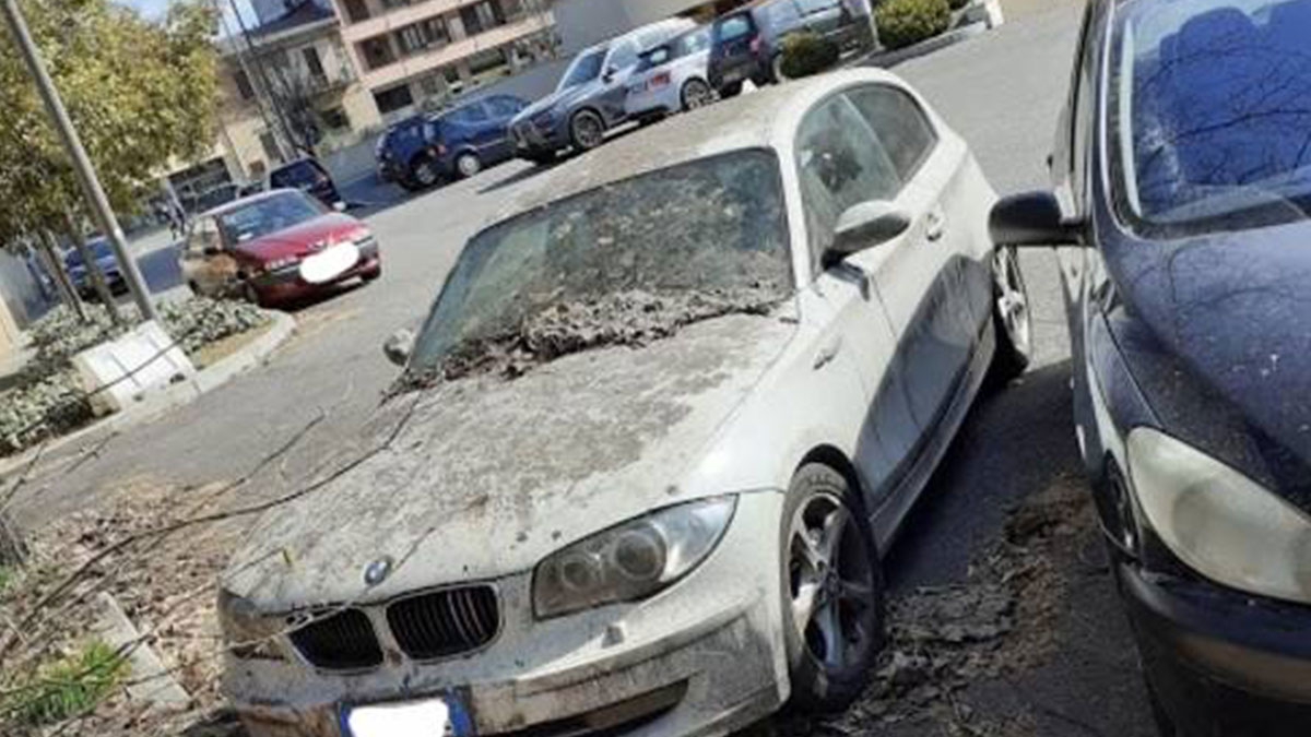 Auto abbandonata