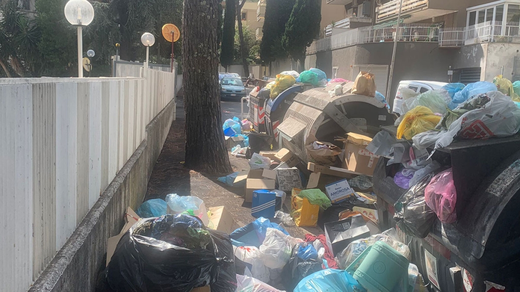 Via Courmayeur Emergenza Rifiuti